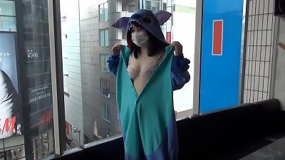 A dame running away from home wearing gurumi becomes a real onapet for the hotel fee!